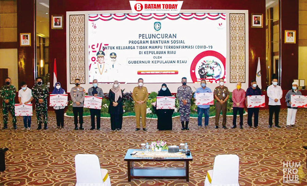 Gubernur Kepri, H. Ansar Ahmad foto bersama saat acara Peluncuran Program Bantuan Sosial untuk keluarga tidak mampu terkonfirmasi Covid-19